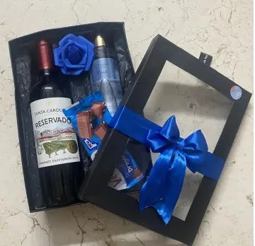 Caja de regalo con vino tinto, colonia y chocolate's foto | SOUVENIR |  BizneCubano