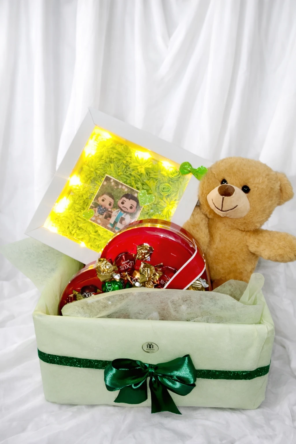Caja de regalo con peluche, bombones y cuadro personalizable's foto | SOUVENIR |  BizneCubano