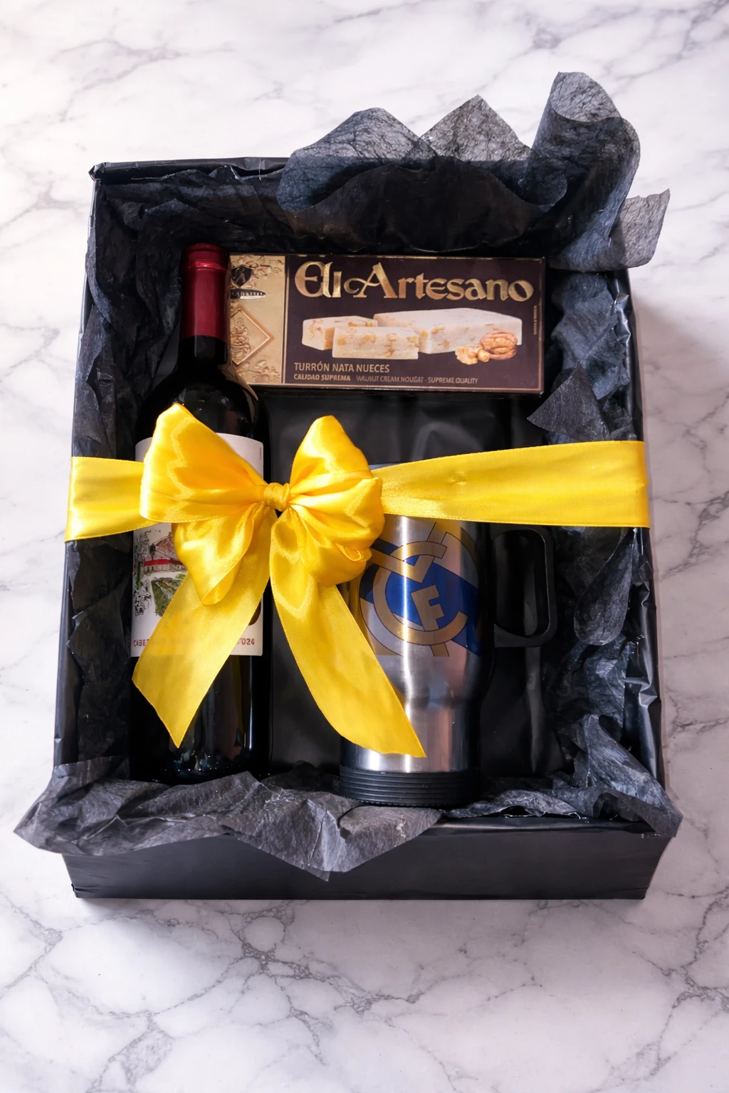Caja de regalo con jarra termica, turron y vino tinto's foto | SOUVENIR |  BizneCubano