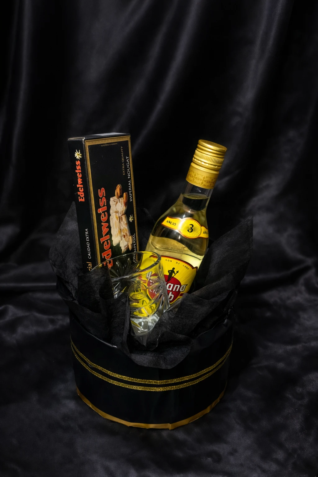 Cesta redonda con Havana Club, turron y vaso's foto | SOUVENIR |  BizneCubano